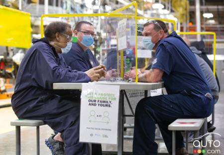 Des ouvriers en pause dans l'usine FCA de Warren, au Michigan